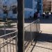 Policia tërhiqet pas presionit publik, arreston 40-vjeçarin që dhunoi rojën e shkollës