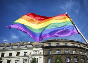 Greqia miraton ligjin për njohjen e familjeve të të njëjtit seks