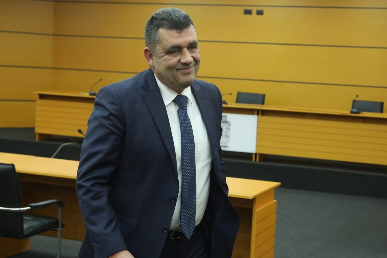 Prokurori Arian Muçaj pas konfirmimit në detyrë. Foto: LSA. 