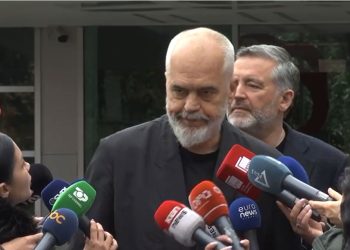 Kryeministri cënon fizikisht gazetaren Ambrozia Meta