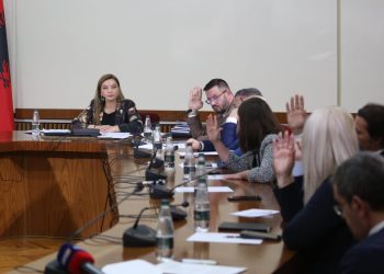 Komisioni hetimor për koncesionet në shëndetësi nis me debate