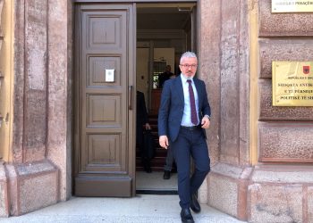 “Më pa Zoti dhe Kuvendi”: Kreu i KLP bën ironi dhe aludime gjatë përballjes në Kolegj