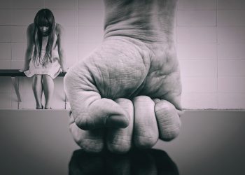 Pa strehë dhe mbështetje: Shqipëria dështon të mbrojë viktimat e dhunës në familje