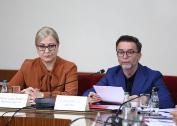 Fantazma e dizinformimit nuk mund të shmangë problemet reale të medias dhe informimit