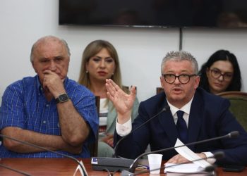 ‘Në vdekje klinike’: Peza përballet me kritika për spastrime masive në RTSH