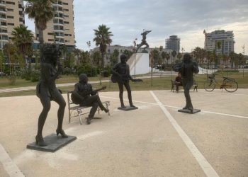 Skulpturat e parkut në Durrës vazhdojnë të zhvendosen pa kriter