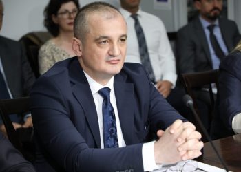 Socialistët vijojnë “marrjen në pyetje” të kreut të KLSH-së