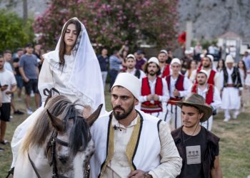Në gjurmët e historisë: Banorët e Vaut të Dejës inskenojnë dasmën e Skënderbeut