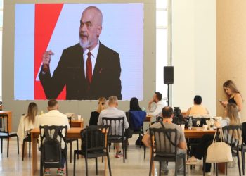 Ndryshimet e reja në kabinet forcojnë ‘kultin e Ramës’ në qeverisje