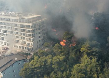 Zjarri në Malin e Shëngjinit, evakuohen banorët e një lagjeje