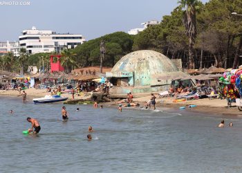 Si mund të kapërcehet izolimi ‘totalitar’ i plazheve nga fshati