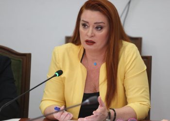 Kryetarja e AMA-s deklaron se ligji i ka dhënë fuqi mbi rrjetet sociale