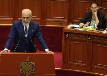 Kryeministri nuk arrin të sqarojë pikëpyetjet mbi eksportin e mbetjeve të rrezikshme