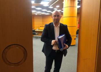 Këshilltari ligjor Ervin Xhihani jep shpjegime për pasurinë e prindërve