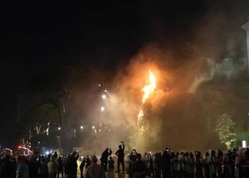 Protesta e PD-së: Molotov dhe përleshje me policinë