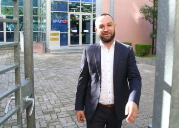Dosjet e korrupsionit të nivelit të lartë në Shqipëri rrisin temperaturën politike