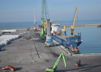 Anija e ngarkuar ‘me eksplozivë për Izraelin’ ankorohet në fshehtësi në Porto Romano
