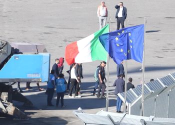 Shëngjin: 16 emigrantët e parë arrijnë në Shqipëri për strehim në kampet italiane