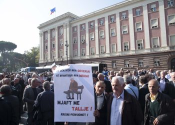 Pensionistët protestojnë kundër qeverisë “Rama”