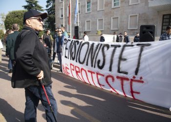 Pensionistët protestojnë kundër qeverisë “Rama”