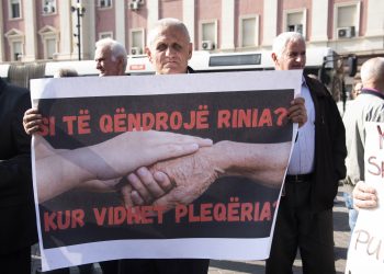 Pensionistët protestojnë kundër qeverisë “Rama”