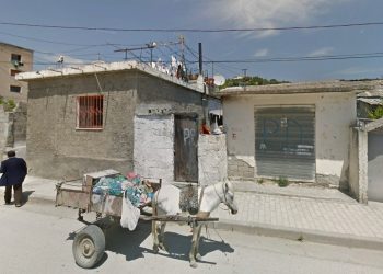 Asbesti në çatitë e banesave rrezikon jetën e banorëve të Beratit