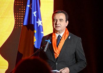 Kurti lavdëron jetëgjatësinë e qeverisë së tij, por kritikët vënë në dyshim rezultatet