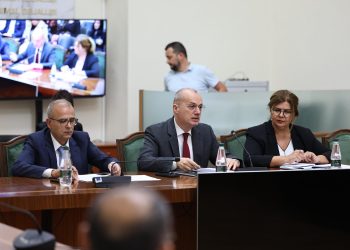 Ministri i Jashtëm thotë se diplomatët e kanë detyrim shoqërimin e Ramës në diasporë