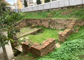 Restaurimi i teatrit të Durrësit lë në hije monumentin në themelet e tij