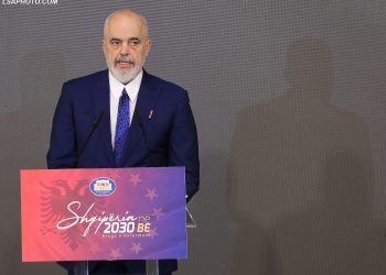 “Karamelet elektorale”, qeveria kritikohet për cenim të standardeve zgjedhore