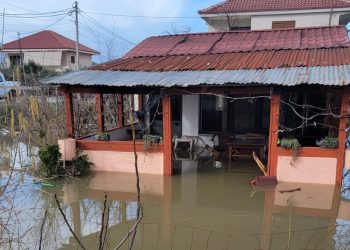 ‘Uji mori përpara gjithçka”: Kanalizimet problematike përmbytin qindra banesa në Durrës