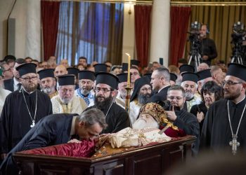 Mijëra besimtarë i japin lamtumirën Kryepeshkopit Anastas Janullatos
