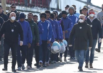 ‘Të tronditur dhe të lodhur’: 49 emigrantë zbarkojnë në qendrën e Shëngjinit