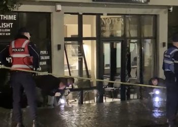 Sulmohet me eksploziv zyra e noterit Fran Gjoni në Lezhë