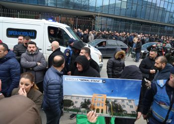 Shteti kundër shtetit: Policia akuzohet për shkelje të ligjit në protestën e mbështetësve të Veliajt