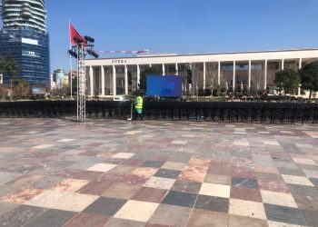 Manifestimi në shesh, Rama akuzohet për keqpërdorimin e administratës