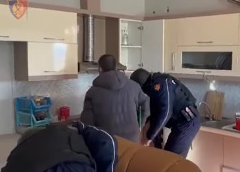 Gjyqtari i Fierit Vladimir Cjapi kanoset nga i forti qytetit, Arben Isufaj