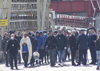 Itali-Shqipëri-Itali: Rrugëtimi i një emigranti brenda eksperimentit ‘Rama-Meloni’ për azilkërkuesit