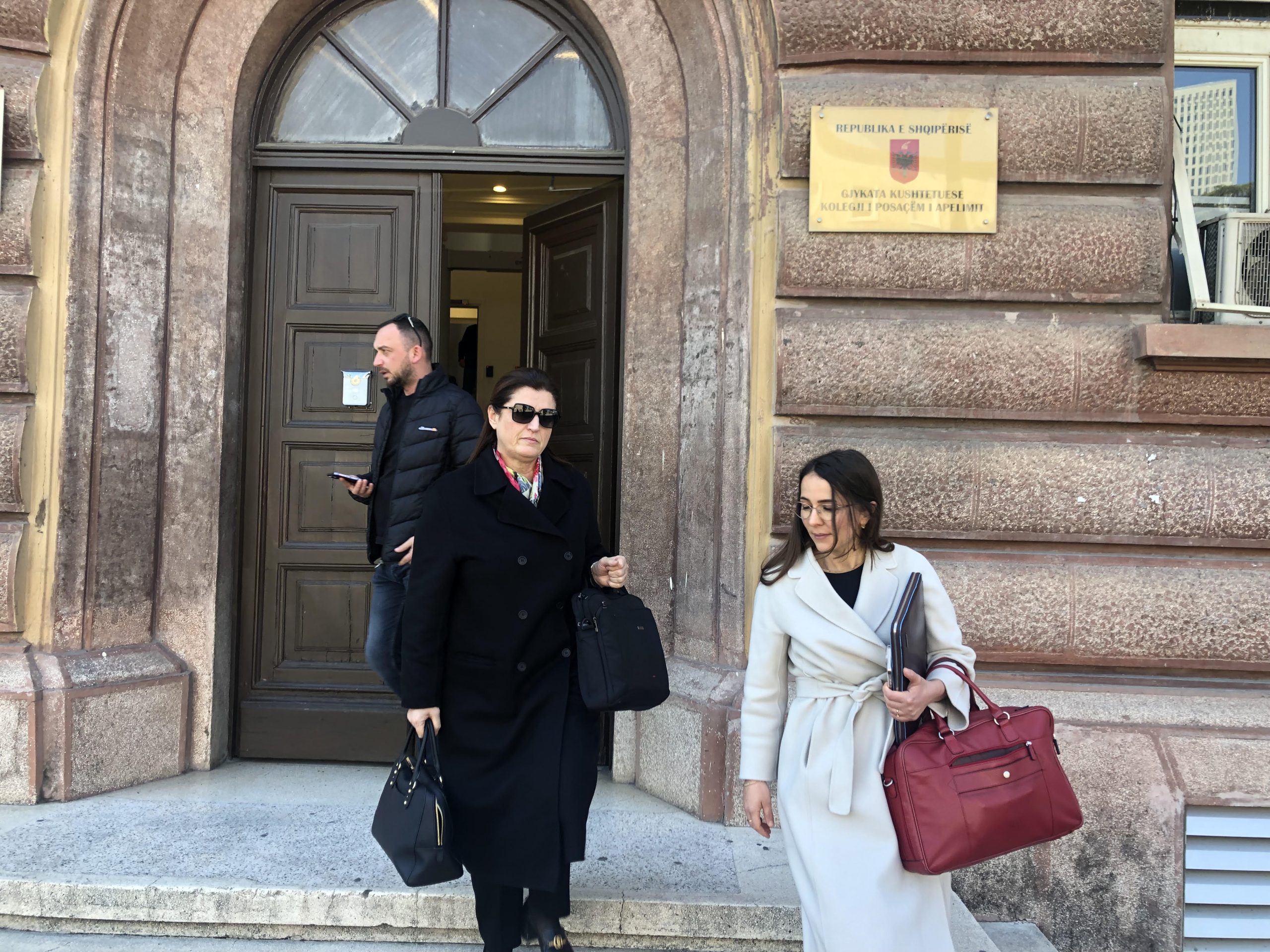 Gjyqtarja Ardiana Bera dhe përfaqësuesja e saj ligjore, Romina Zano pas seancës në KPA. Foto: Edmond Hoxhaj. 