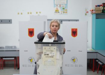 Mbyllet procesi i votimit: Çfarë ndodh tani?