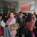 Punonjësit e një fasonerie protestë para Zyrës së Punës për pagat dhe kushtet