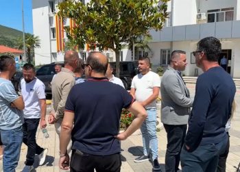 Prindërit protestojnë pas infektimit masiv me salmonelë në Gramsh