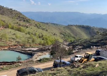 Një punëtor ka mbetur i bllokuar nën një masiv dheu në Klos