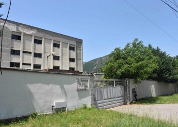 Zyrtarët e Doganave shqiptare i hapën traun biznesit të kontrabandës së cigareve