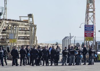 Italia sjell 15 emigrantë të tjerë në Gjadër për të pritur dëbimin