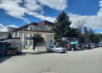 Shëndetësia në dy pamje: Pacientët e qarkut Kukës gjejnë shpëtim në spitalet e Kosovës