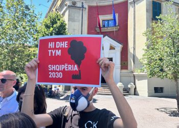 ‘Ministria e tymit’: Aktivistët fajësojnë qeverinë për zjarret në fushat e mbetjeve