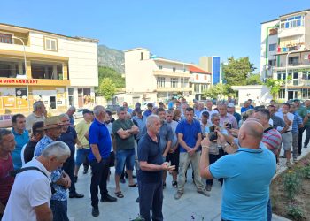 Banorët e Suçit ‘pushtojnë’ bashkinë në protestën kundër HEC-it
