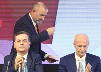 Tre vjet burg nëse tallesh dhe përbuz “udhëheqësit”