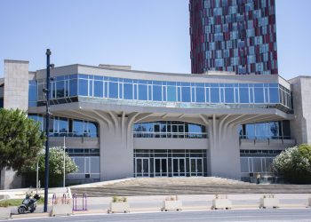 Bashkia Tiranë i hap rrugë ‘shembjes’ së Pallatit të Kongreseve